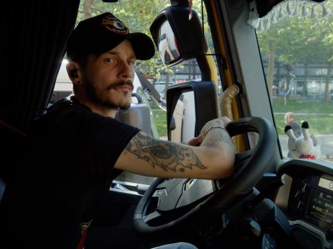 chauffeur routier dans son camion - image du film "Les Vies d'Andrès"